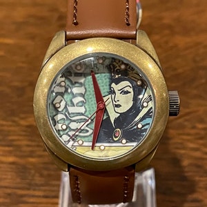 1990er Disney Collection Evil Queen Watch- Vintage Comic Schneewittchen und die Sieben Zwerge Evil Queen Uhr, mit Schneewittchen Pin
