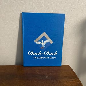 Première édition signée par l&#39;auteur de Duck-Duck the Different Duck par Mildred M. Petrie