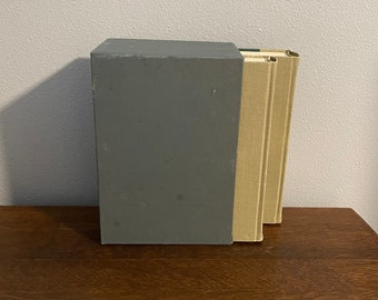 Première édition, première impression de The Family Mark Twain - 1975 Two Volume Mark Twain Anthology in Slipcase