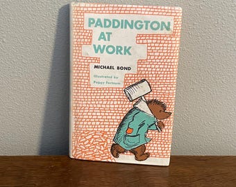 1966 Primeira edição americana, nona impressão de Paddington at Work por Michael Bond, ilustrado por Peggy Fortnum