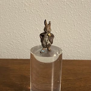 ミニチュアのフィギュア 葉ににわとり ビエナブロンズ