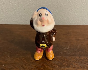 Figurka Bashful z filmu Królewna Śnieżka i Siedmiu Krasnoludków Disneya z lat 60. – Vintage Disney Japan Figurka Bashful