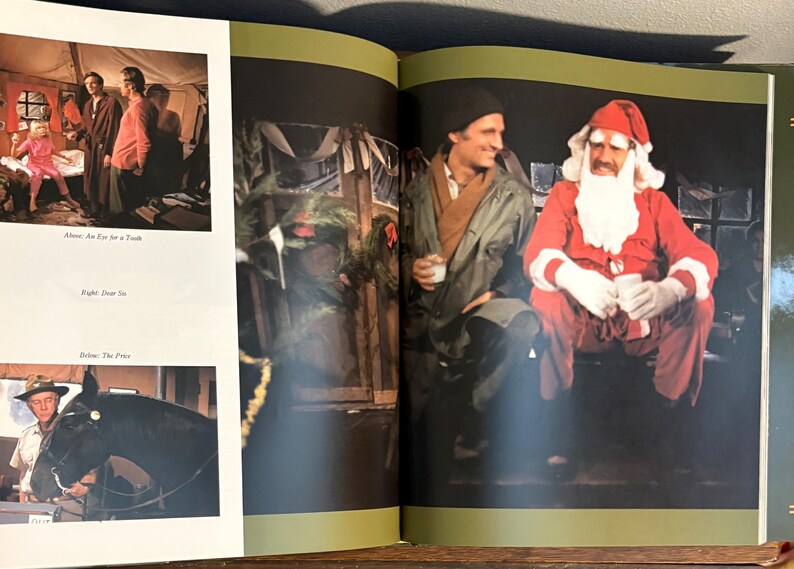 Op de afbeelding: Dubbele pagina uit een boek. Rechts een man in een kerstmanpak, zittend naast een man in een groene jas. Op de linkerpagina een gezin in een kamer en een man met een paard.