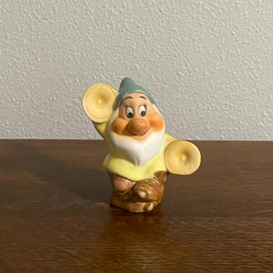 Schmid Disney Sneeuwwitje en de zeven dwergen verlegen beeldje - vintage keramiek verlegen beeldje