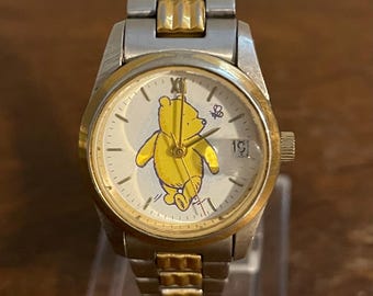 Relógio Ingersoll Classic Winnie the Pooh da década de 1990 - Relógio vintage feminino Ingersoll Timex Classic Pooh Calendar