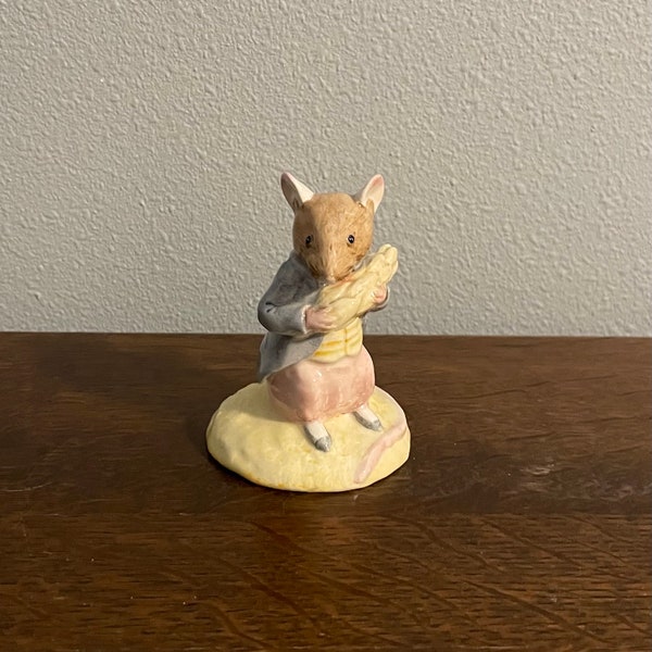 Johnny Town-Mouse Eating Corn- Beatrix Potter Figurine- Beswick, Royal Doulton, England, Copyright 1999