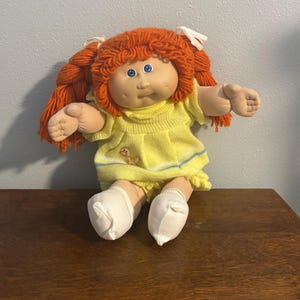 Muñeca Cabbage Patch Kid de 1982: Muñeca Cabbage Patch vintage con cabello rojo y ojos azules.