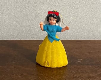 Adorno de Blancanieves y los siete enanitos flocado de los años 60: adorno navideño de Blancanieves flocado de Disney de mediados de siglo