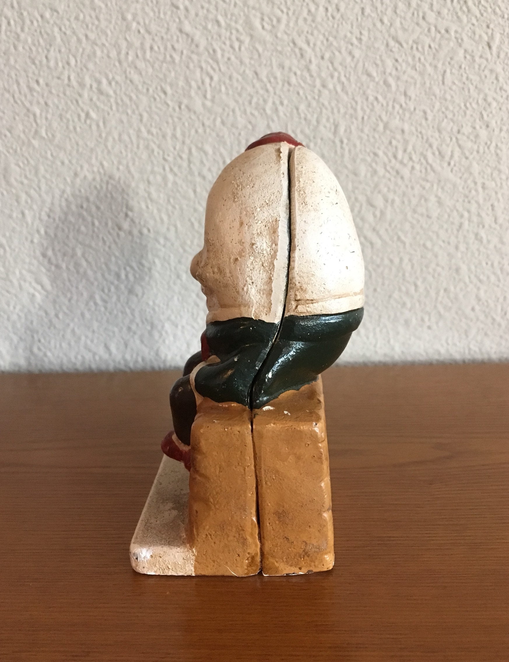 塗装された鋳鉄製のハンプティ・ダンプティ貯金箱 - アンティークの