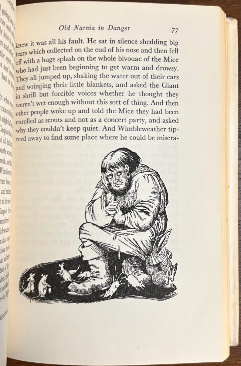 以下が含まれることがあります： 「Old Narnia in Danger」というタイトルの本ページからの白黒イラスト。座っているひげを生やした人物が描かれており、周りにはネズミがいます。その人物は悲しそうで、涙が見えます。