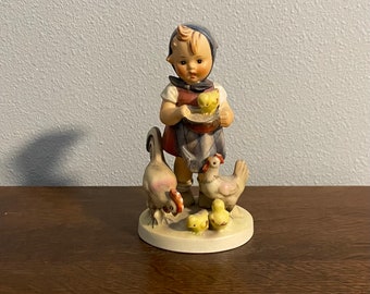 1950er Jahre Hummel Feeding Time Figur – Vintage Mädchen füttert Hühner Hummel Figur