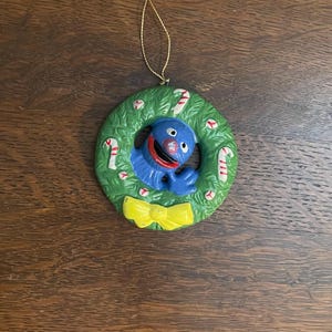 1988 Sesamstraße Grover Adventskranz Ornament - Vintage Muppets Inc. Keramik Sesamstraße Weihnachtskranz mit Grover Ornament