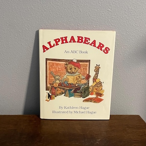 Primera edición con inscripción de ilustrador, sexta impresión de Alphabears de Kathleen Hague, con ilustraciones de Michael Hague
