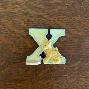 Michel de la década de 1990 & Compañía Classic Winnie-the-Pooh Alphabet Magnet- Vintage Tigger Letter X Magnet