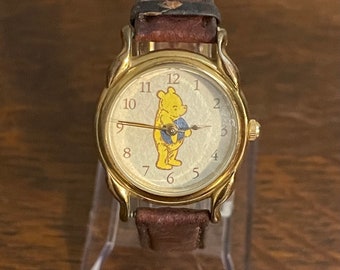 Exklusive klassische Winnie the Pooh-Uhr aus den 1990er-Jahren im Disney Store – klassische Damen-Puuh-Uhr im Vintage-Stil