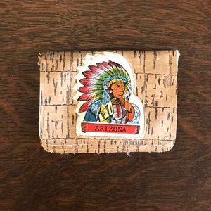 1950 年代の子供用お土産財布 - ネイティブ アメリカンのイラストが描かれた、ミッドセンチュリー アリゾナのヴィンテージお土産財布