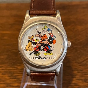 The　ウォルト・ディズニーCompany　プルート　Watch Pluto Disney Store Unworn NIB, Rotating Bone On Seconds Disk