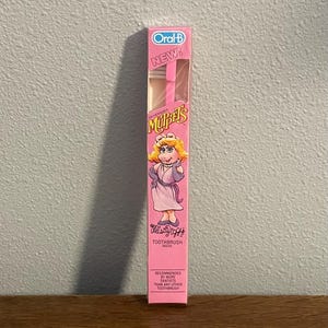 Cepillo de dientes Oral-B Muppets Miss Piggy para niños de 1984: cepillo de dientes vintage Muppets Miss Piggy, sin usar en su caja original.