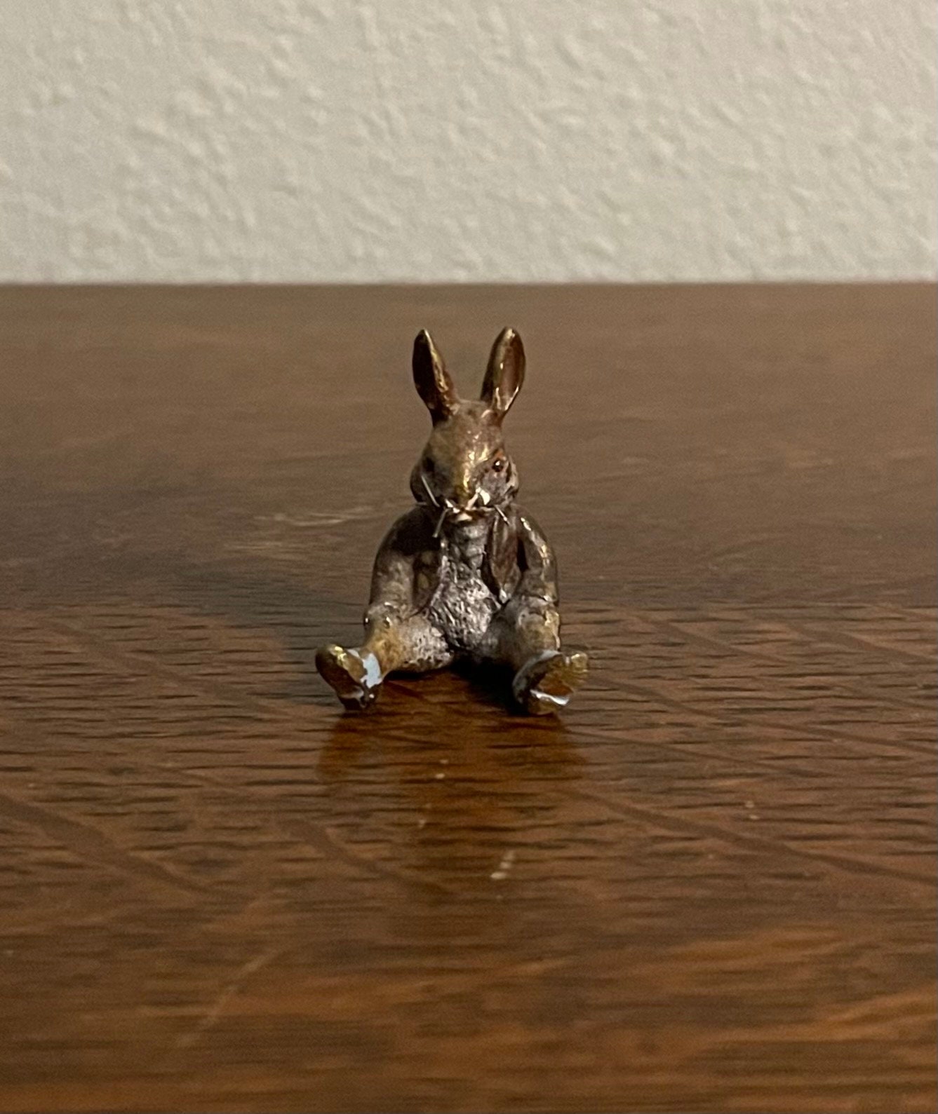 ビエナブロンズ　ミニチュアのフィギュア　３匹のうさぎと傘 ビエナブロンズミニチュアのフィギュア3匹のうさぎと傘