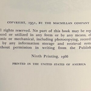以下が含まれることがあります： テキストが書かれた本のページ。テキストには「COPYRIGHT, 1951, BY THE MACMILLAN COMPANY」と「Ninth Printing, 1966」が含まれています。テキストはオフホワイトの背景に黒で印刷されています。