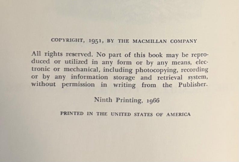 以下が含まれることがあります： テキストが書かれた本のページ。テキストには「COPYRIGHT, 1951, BY THE MACMILLAN COMPANY」と「Ninth Printing, 1966」が含まれています。テキストはオフホワイトの背景に黒で印刷されています。