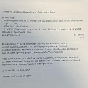 Op de afbeelding: Een pagina uit "The complete book of M*A*S*H" van Suzy Kalter, gepubliceerd in 1988. De tekst bevat Library of Congress Cataloging-in-Publication Data, ISBN en copyright informatie. Het boek is gedrukt en gebonden in Japan.
