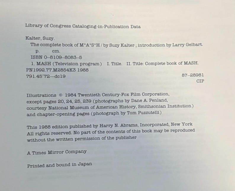 Op de afbeelding: Een pagina uit "The complete book of M*A*S*H" van Suzy Kalter, gepubliceerd in 1988. De tekst bevat Library of Congress Cataloging-in-Publication Data, ISBN en copyright informatie. Het boek is gedrukt en gebonden in Japan.