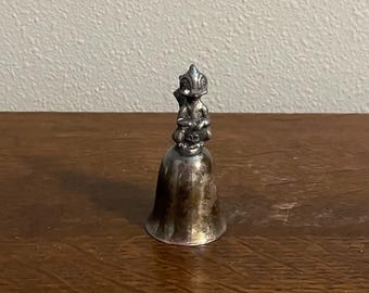 Campanello a forma di fiore Disney Bambi, collezione New England degli anni '80 - Campanello vintage a forma di fiore in peltro placcato argento
