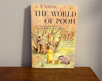 Edición de bolsillo de El mundo de Pooh de A.A. Milne con ilustraciones de E.H. Shepherd: La casa en la esquina de Pooh y Winnie the Pooh.
