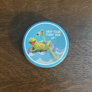 Scatola portaoggetti &quot;Keep Your Sunny Side Up&quot; di Kermit la rana Hallmark del 1980 - Piccola scatola di latta vintage Hallmark Muppets Kermit