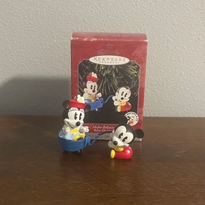 1998 Hallmark Make Believe Boot Baby Mickey und Co. Ornament - Vintage Disney Baby Mickey und Minnie Maus Weihnachtsverzierung