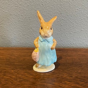 Mrs. Flopsy Bunny- BP2a Beatrix Potter Gold Oval Figur- Beswick, England
