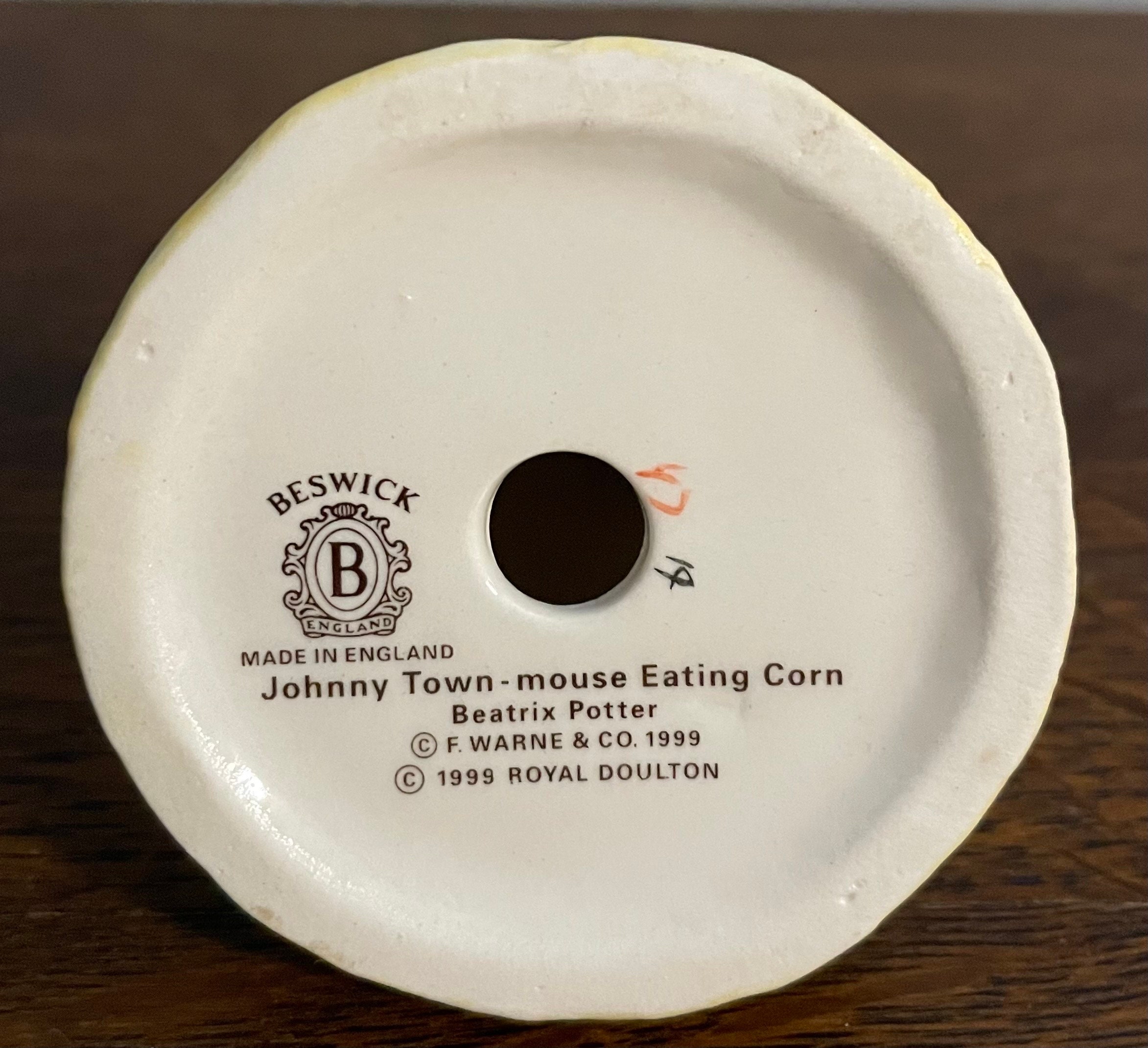 通販 送料無料  Johnny Town-mouse Eating Corn- Beatrix Potter Figurine 置物