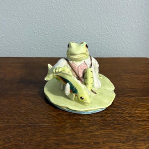 Jeremy Fisher vangt een vis- Beatrix Potter-beeldje- The Beswick Studio of Royal Doulton, Copyright 1999