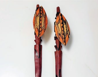 Juego vintage de dos guerreros africanos de madera tallada a mano con escudos y estacas.