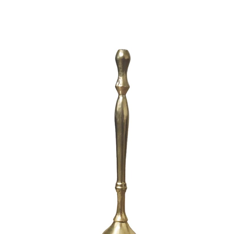Puede incluir: Un candelabro dorado con un tallo delgado y alargado y una base acampanada. El candelabro tiene un dise&ntilde;o decorativo y texturizado a lo largo del tallo y una parte superior redondeada. El fondo es blanco liso.