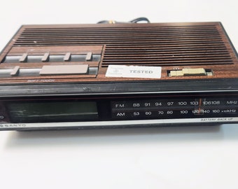 Vintage Sanyo Digital AM / FM Radiowecker RM5008
