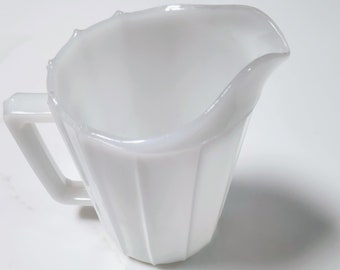 Vintage weißer Milchglas kleiner gerippter Krug
