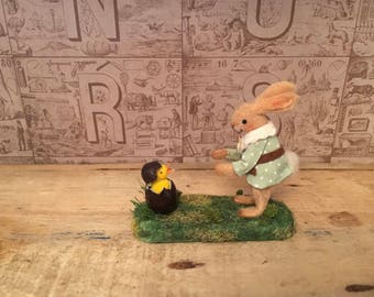 petit bunny de Pâques et sa surprise