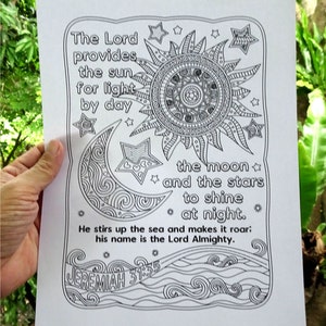 以下が含まれることがあります： 太陽、月、星が描かれた白黒の塗り絵。テキストは「The Lord provides the sun for light by day the moon and the stars to shine at night. He stirs up the sea and makes it roar; his name is the Lord Almighty. Jeremiah 31:35」