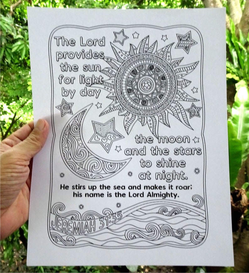 以下が含まれることがあります： 太陽、月、星が描かれた白黒の塗り絵。テキストは「The Lord provides the sun for light by day the moon and the stars to shine at night. He stirs up the sea and makes it roar; his name is the Lord Almighty. Jeremiah 31:35」