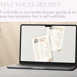Pu&ograve; includere: Un laptop mostra due modelli di giochi per l'addio al nubilato: "Would She Rather?" e "Literary Loves." I giochi presentano elementi floreali e illustrazioni di libri. Lo schermo mostra anche il testo "WHAT YOU'LL RECEIVE" e "PDF with links to two bridal shower games & an answer key template that is self-editable."