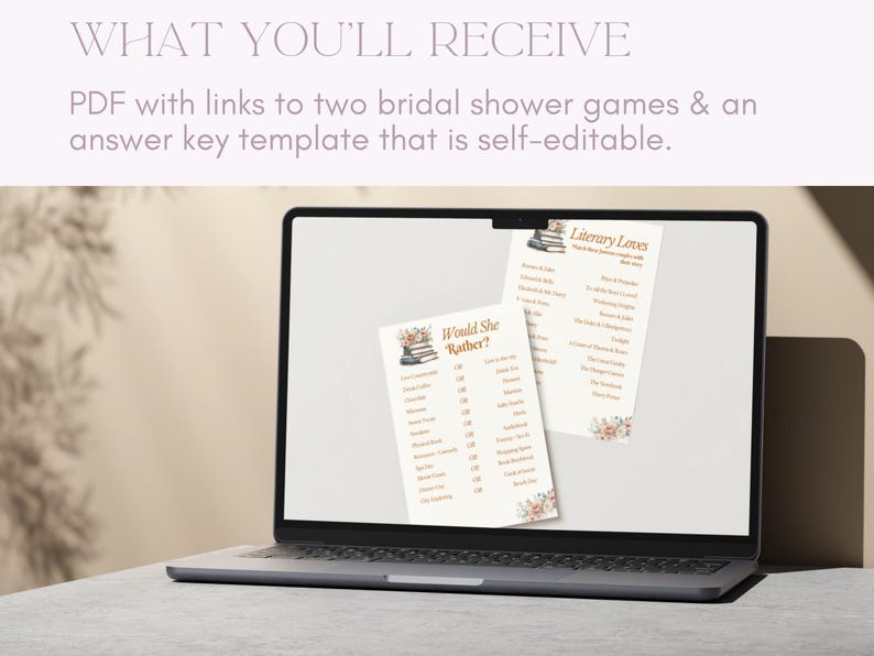Pu&ograve; includere: Un laptop mostra due modelli di giochi per l'addio al nubilato: "Would She Rather?" e "Literary Loves." I giochi presentano elementi floreali e illustrazioni di libri. Lo schermo mostra anche il testo "WHAT YOU'LL RECEIVE" e "PDF with links to two bridal shower games & an answer key template that is self-editable."