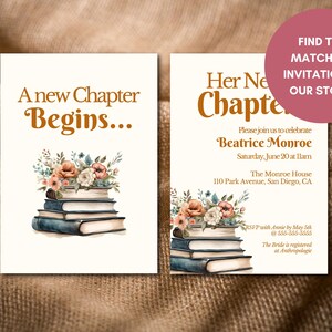 Pu&ograve; includere: Due biglietti d'invito con illustrazioni floreali e di libri. La carta di sinistra recita "A new Chapter Begins..." in testo marrone. La carta di destra dice "Her New Chapter" e include i dettagli dell'evento. Un cerchio rosa dice "Trova l'invito corrispondente nel nostro negozio!"