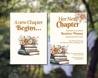 Op de afbeelding: Een huwelijksuitnodiging met een stapel boeken en een bloemenontwerp. De tekst luidt "Her Next Chapter" en "We nodigen u uit om samen met ons Beatrice Monroe te vieren, zaterdag 20 juni om 11:00 uur, The Monroe House, 110 Park Avenue, San Diego, CA. RSVP bij Annie vóór 5 mei op 555-555-5555. De bruid is geregistreerd bij Anthropologie."