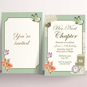 Pode incluir: Convite de duas faces com borda verde sálvia. O lado esquerdo diz "You're invited" em escrita elegante. O lado direito diz "Her Next Chapter" e convida para uma festa de 30 anos. Acentos florais e borboletas.