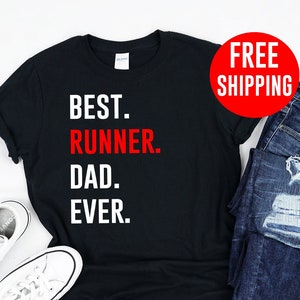 Könnte beinhalten: Schwarzes T-Shirt mit weißem Text in Großbuchstaben: "BEST. RUNNER. DAD. EVER." Das Wort "RUNNER" ist rot.