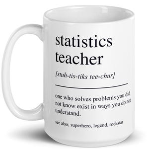 Puede incluir: Taza de cerámica blanca con las palabras "statistics teacher" en negro, una pronunciación fonética y una definición. La taza también incluye las palabras "see also: superhero, legend, rockstar."