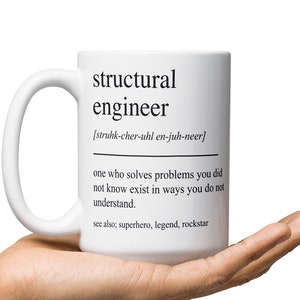 Puede incluir: Taza de cerámica blanca con un diseño negro que dice "structural engineer [struhk-cher-uhl en-juh-neer] one who solves problems you did not know exist in ways you do not understand. see also, superhero, legend, rockstar"