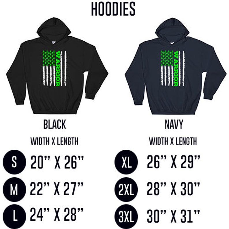 Op de afbeelding: Zwarte en marineblauwe hoodies met een wit en groen Amerikaans vlagontwerp. De vlag heeft groene lint symbolen en het woord "WARRIOR" verticaal geschreven. De hoodies zijn verkrijgbaar in de maten S, M, L, XL, 2XL en 3XL. De maattabel toont de breedte en lengte van elke maat in inches.